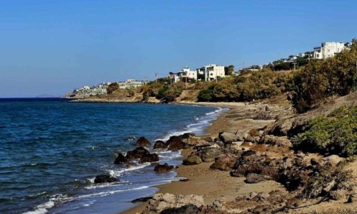 Zdjcie TURCJA / Pwysep Bodrum / Akyarlar / Brzeg z widokiem na miasteczko