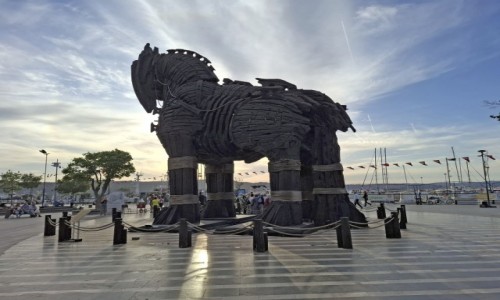 TURCJA / Port Canakkale. / Port Canakkale. / Ko� Troja�ski - Replika.