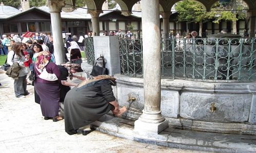 Zdjecie TURCJA / Wyżyna Osmańska / Konya, Mauzoleum Mevlany / Muzułmanki