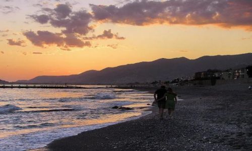 Zdjęcie TURCJA / Alanya / plaża / Iść w stronę słońca