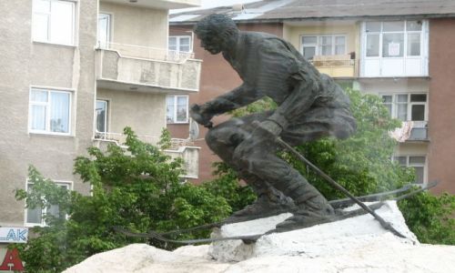 Zdjęcie TURCJA / wschodnia Anatolia / Erzurum / narciarz w Turcji??