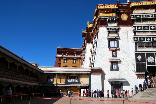 Zdjęcia: Lhasa, Potala dziedziniec - codziennie zwiedza to miejsce dziesiątki turystów, TYBET Zdjęcia: Lhasa, Potala dziedziniec - codziennie zwiedza to miejsce dziesiątki turystów, TYBET