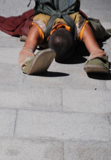 Zdjęcia: Lhasa, Droga Pielgrzyma wokół Pałacu Potala - pozycja "leżeć", TYBET Zdjęcia: Lhasa, Droga Pielgrzyma wokół Pałacu Potala - pozycja "leżeć", TYBET