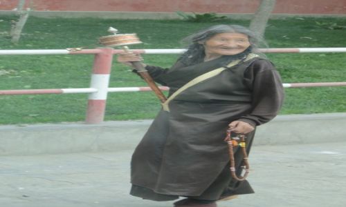 Zdjecie TYBET / LHASA / LHASA / KOBIETA Z MODLITEWNYM MYNKIEM