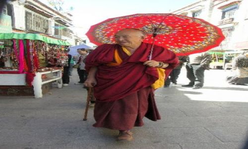 Zdjecie TYBET / Lhasa / Ulica  Lhasy /  Z parasolem