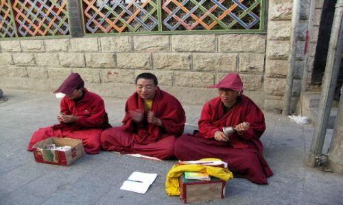 Zdjęcie TYBET / Lhasa / Ulica  Lhasy / Prosimy o juana..