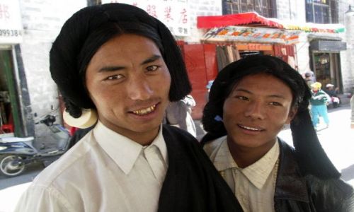 Zdjecie TYBET / Lhasa / Ulica  Lhasy / Przystojniacy