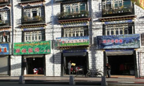 Zdjęcie TYBET / Lhasa / Ulica  Lhasy / Fragment ulicy
