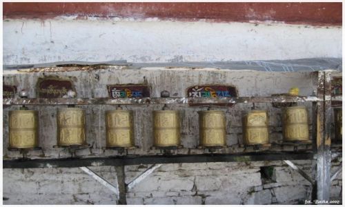 Zdjęcie TYBET / Tybet / Lhasa - Potala / Młynki modlitewne