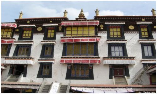 Zdjęcie TYBET / Tybet / okolice Lhasy / Okna klasztoru Drepung