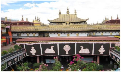 Zdjęcie TYBET / Tybet / Lhasa - Jokhang / Dziedziniec świątyni