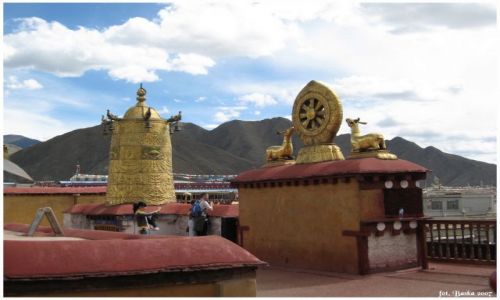 Zdjęcie TYBET / Tybet / Lhasa - Jokhang / Na dachu świątyni