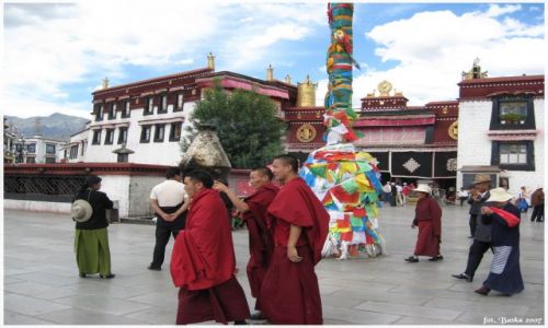 Zdjęcie TYBET / Tybet / Lhasa - Jokhang / Pielgrzymi