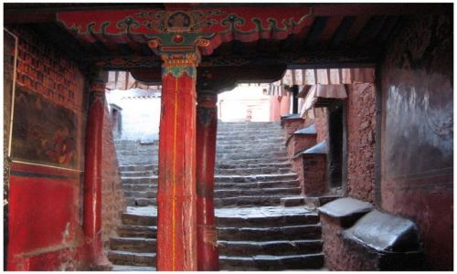 Zdjecie TYBET / Tybet południowy / Shigatse - Tashilhunpo / Czerwona kolumna
