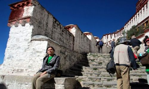 Zdjecie TYBET / - / Lhasa / Ja na tle Paacu Dalajlamw w  Lhasa