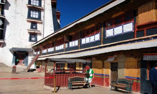Zdjecie TYBET / - / Lhasa / Na dziedzicu Paacu Potala - we wntrz niestety nie mozna fotografowa
