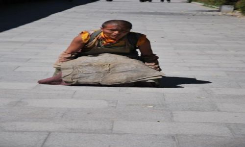 Zdjecie TYBET / - / Lhasa / Droga Pielgrzyma wok Paacu Potala - podnoszenie si pozycji 