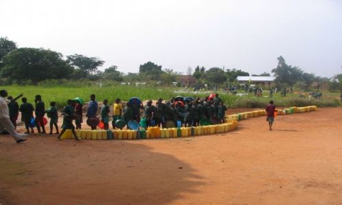 Zdjecie UGANDA / nakasongola / kakooge / kolejka po wode
