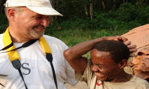 Zdjecie UGANDA / Płd.Zach.na granicy z Kongiem / Wioska Ntoroko / Uśmiech z Pigmejem