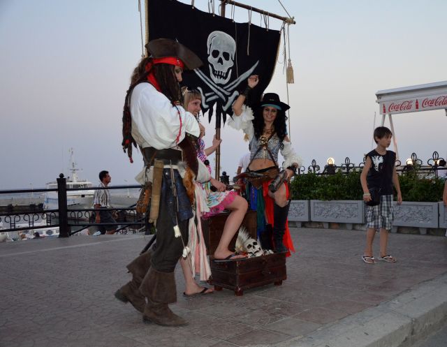 Zdjęcia: Jałta, Krym, Pasowanie na piratkę..., UKRAINA Zdjęcia: Jałta, Krym, Pasowanie na piratkę..., UKRAINA