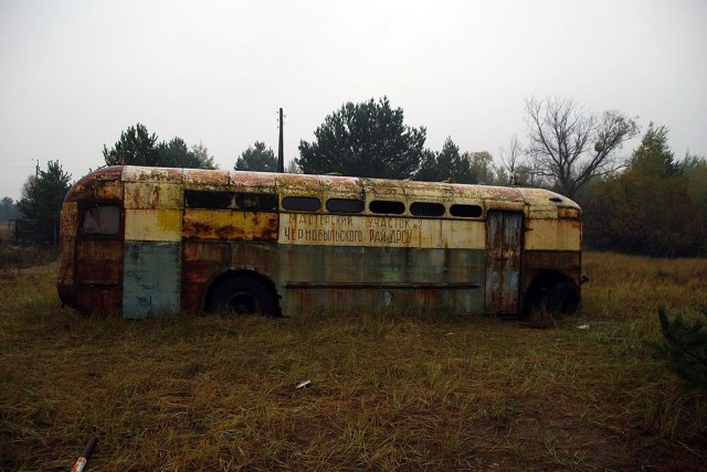Zdj cia: Czarnobyl, obwd Kijowski, Wrak autobusu w Czarnobylskiej Strefie Wykluczenia, UKRAINA