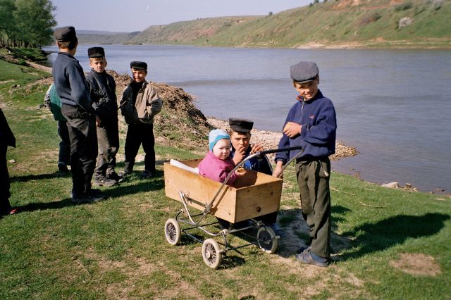 Zdjęcia: nad Dniestrem, Łuka, chłopcy w czapeczkach, UKRAINA Zdjęcia: nad Dniestrem, Łuka, chłopcy w czapeczkach, UKRAINA