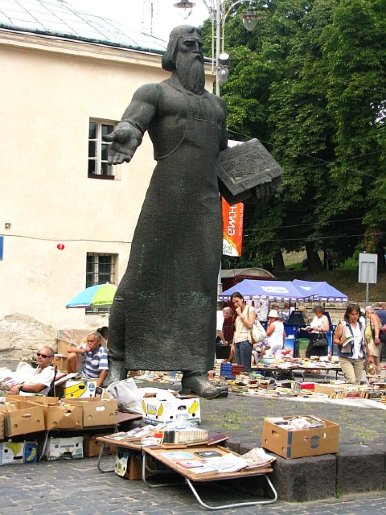Zdjęcia: Lwów, Ukraina Zachodnia, pomnik Fedorowa, UKRAINA Zdjęcia: Lwów, Ukraina Zachodnia, pomnik Fedorowa, UKRAINA