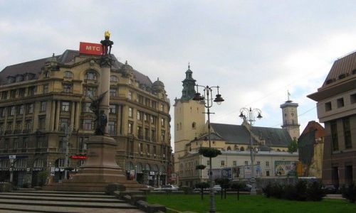 Zdjecie UKRAINA / Lwowski / Lww / za pomnikiem dom rodzinny  naszego kolegi jkh12