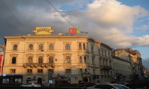 Zdjecie UKRAINA / Lwowski / Lww / kamienice Lwowa w zachodzacym socu