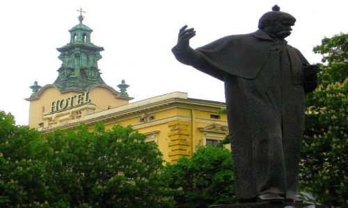 Zdjcie UKRAINA / Lwowski / Lww / to nie hotel zdobi ta wiea