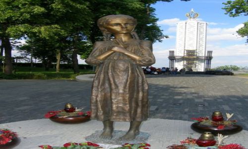 Zdjecie UKRAINA / - / Kijw / Dziewczynka z Pomnika Wielkiego Godu 