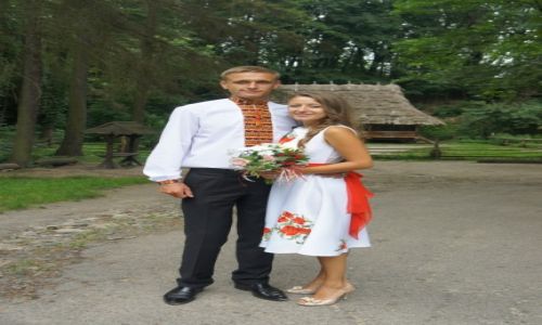 Zdjęcie UKRAINA / Halyczyna / Muzeum Architektury Ludowej i Życia Wiejskiego we Lwowie / Młoda para