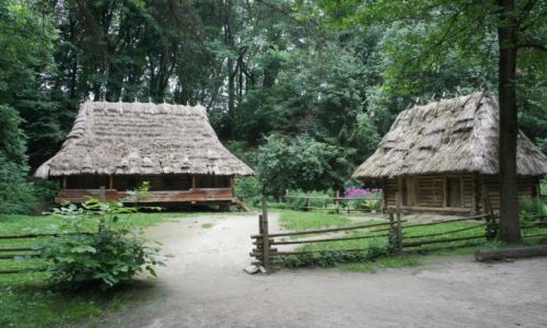 Zdjęcie UKRAINA / Halyczyna / Muzeum Architektury Ludowej i Życia Wiejskiego we Lwowie / Zagroda z Bojkowszczyzny