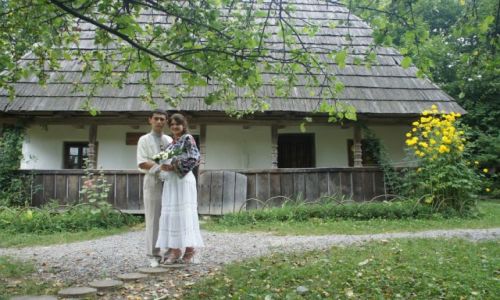Zdjęcie UKRAINA / Zachodnia Ukraina / Muzeum Architektury Ludowej i Życia Wiejskiego we Lwowie / Młoda para w skansenie