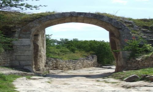 Zdjęcie UKRAINA / Krym / Bakczysaraj - Skalne Miasto Czufut-Kale / brama do miasta