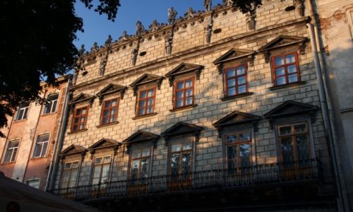 Zdjcie UKRAINA / Zachodnia Ukraina / Lww / Wieczorna kamienica