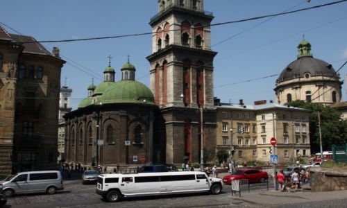 Zdjcie UKRAINA / Zachodnia Ukraina / Lww / Limuzyna przed cerkwi