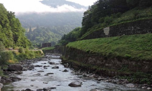UKRAINA / Zakarpats'ka oblast / Yasina / Dolina Cisy - na drugim planie zabytkowy most kolejowy
