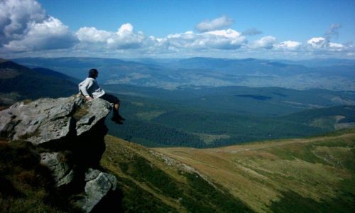 Zdjecie UKRAINA / Karpaty Ukraińskie / Howerla / Myśli nad wiszącą skałą