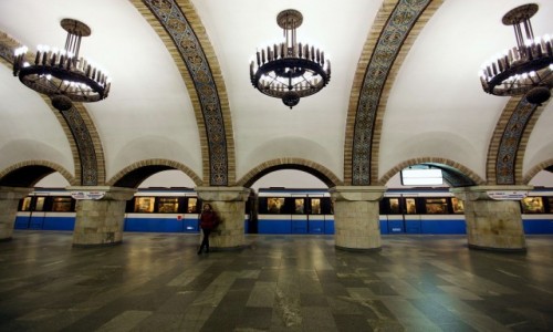 UKRAINA / Kijw / Stacja metro - Zote Wrota / Czekajc na...