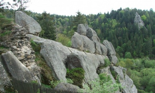 Zdjęcie UKRAINA / Obwód lwowski, powiat Skole / Urycz / Skałki piaskowcowe i resztki zamku Tustań