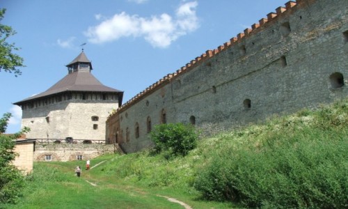 Zdjecie UKRAINA / Obwd chmielnicki, powiat latyczowski / Midzybu / Wiea Rycerska i fragment murw