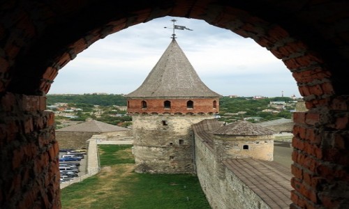 Zdjcie UKRAINA / Kamieniec Podolski / Zamek / Baszta w oknie