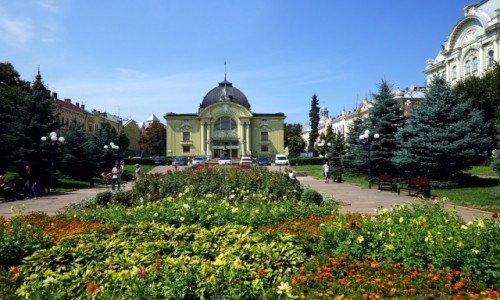 Zdjcie UKRAINA / Czerniowce  / . / W parku przed teatrem