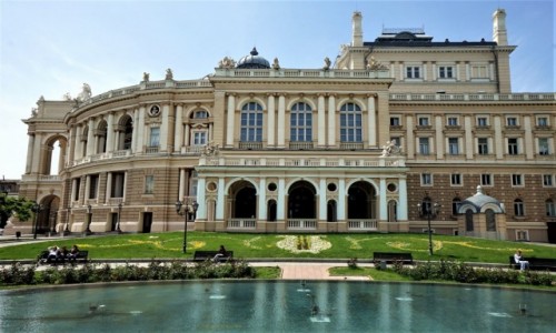 Zdjcie UKRAINA / Odessa / Teatr Opery i Baletu / Od strony parku