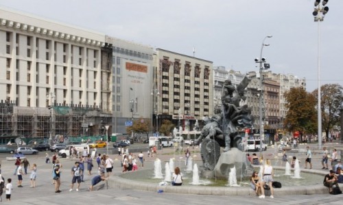 Zdjcie UKRAINA / - / Kijw / Pod Pomnikiem Zaoycieli Kijowa