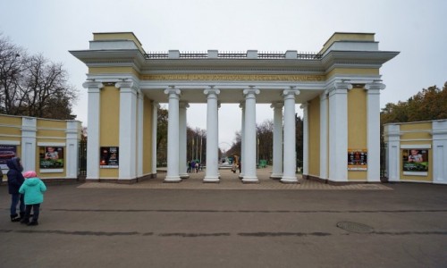 Zdjcie UKRAINA / Charkw / Park Gorkiego / Przed bram