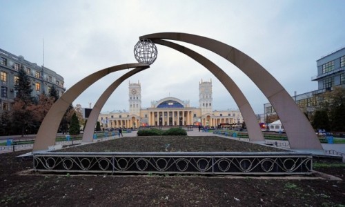 Zdjcie UKRAINA / Charkw / . / Przed dworcem kolejowym