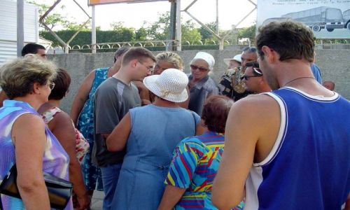 Zdjecie UKRAINA / Krym / Sudak / dw. autobusowy - zmasowany atak babuszek wynajmujcych kwatery na polskiego turyst