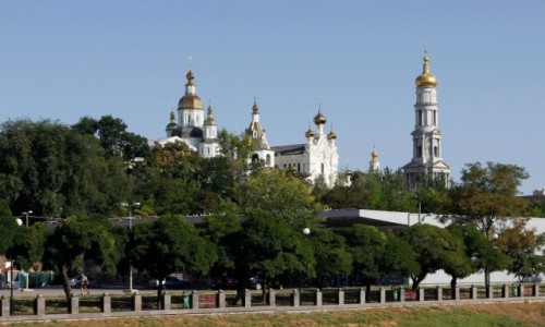 Zdjcie UKRAINA / Ukraina wschodnia / Charkw / Widok na wiee monasteru Opieki Matki Boej oraz soboru Zanicia Matki Boej w Charkowie